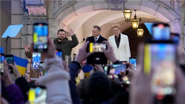 Krieg gegen die Ukraine: So ist die Lage Polens Präsident Andrzej Duda (M) und seine Frau Agata Kornhauser-Duda haben den ukrainischen Staatschef Wolodymyr Selenskyj in Warschau empfangen.