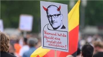 Politiker wie Gesundheitsinister Jens Spahn werden oft bei Demonstrationen oder im Netz verunglimpft. Oft mit Vorwürfen, die absolut nicht mit der Wahrheit zu tun haben.