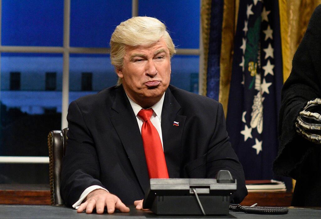 Politische Comedy war immer Teil von „Saturday Night Live“. Niemand war häufiger zu Gast als Alec Baldwin – hier als Donald Trump.