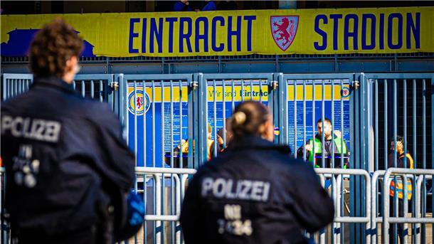 Vor Zweitliga-Derby: Braunschweig lehnt Polizei-Forderung ab Polizei-Einsatz beim Zweitliga-Derby zwischen Braunschweig und Hannover.