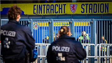 Polizei-Einsatz beim Zweitliga-Derby zwischen Braunschweig und Hannover.