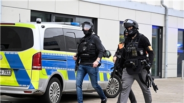 Polizei im Einsatz an dem Wuppertaler Gymnasium (Archivbild).