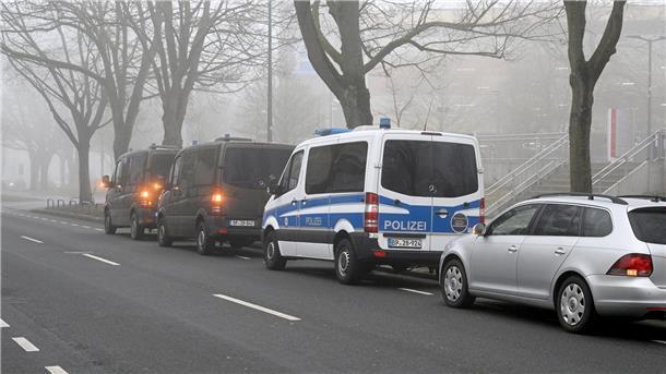 Polizei-Razzia gegen Fans von Hansa Rostock und Rot-Weiss Essen.