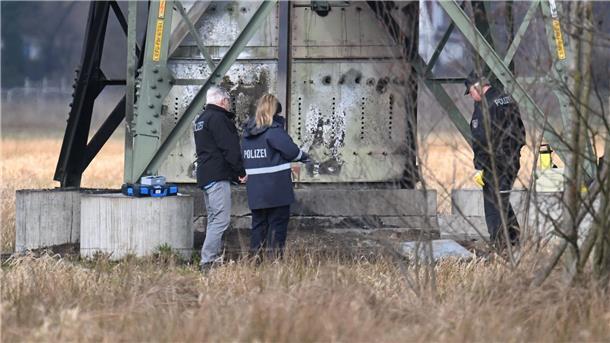 „Dümmste Öko-Terroristen“: Musk äußert sich zu Tesla-Vorfall Polizei stehen an dem beschädigten Strommast in Spreenhagen.