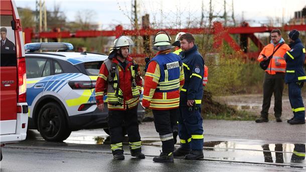 Mann von Zug überrollt - Ermittler prüfen Tötungsdelikt Polizei und Feuerwehr am Unglücksort in Neumarkt/Oberpfalz.