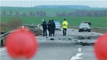 Polizei und Gutachter werten die Spuren des schweren Unfalls aus.
