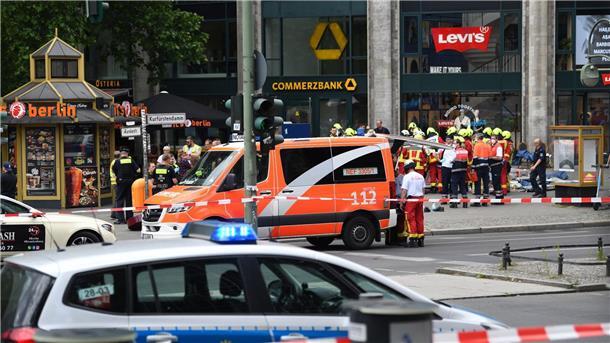 Polizei und Rettungsdienste sichern Anfang Juni 2022 das Areal nach der Todesfahrt am Kurfürstendamm.