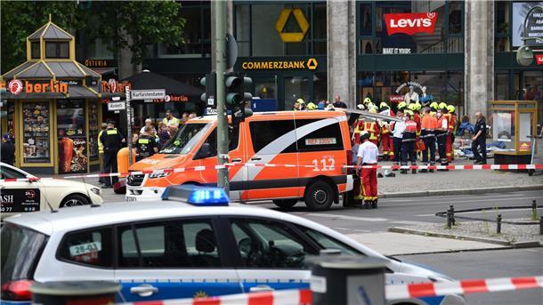 Todesfahrt in Berlin: Mehr als 140 Betroffene registriert Polizei und Rettungsdienste sichern das Areal nach der Todesfahrt am Kurfürstendamm.