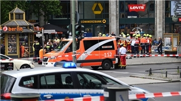 Polizei und Rettungsdienste sichern das Areal nach der Todesfahrt am Kurfürstendamm.