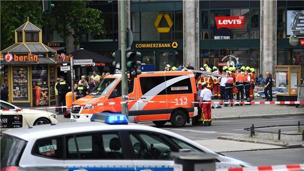 Todesfahrt in Berlin - Opfer schildern Folgen Polizei und Rettungsdienste sichern das Areal nach der Todesfahrt am Ku’damm.