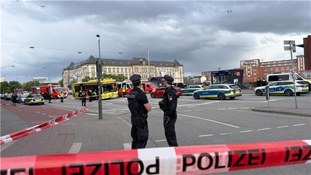 Messerangriff im Hauptbahnhof - Frau wohl schuldunfähig Polizei und Rettungskräfte waren mit einem Großaufgebot im Einsatz. (Archivbild)