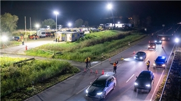Polizei und Zoll kontrolliern Autofahrer kurz nach der Wesertunnel-Ausfahrt bei Dedesdorf