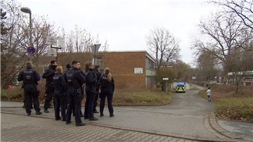 Polizei vor dem Berufskolleg in Dortmund.