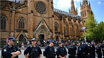 Polizei vor der St. Mary’s Cathedral in Sydney: Die Trauerfeier für den australischen Kardinal George Pell hat Protest hervorgerufen.