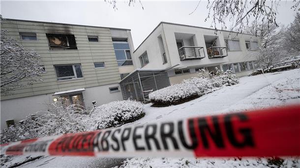 Brand in Reutlingen: Tatverdächtige nicht vernehmungsfähig Polizeiabsperrband ist nach einem Brand in einer Pflegeeinrichtung um Teile des Gebäudes angebracht worden.
