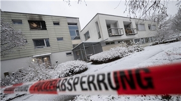 Polizeiabsperrband ist nach einem Brand in einer Pflegeeinrichtung um Teile des Gebäudes angebracht worden.