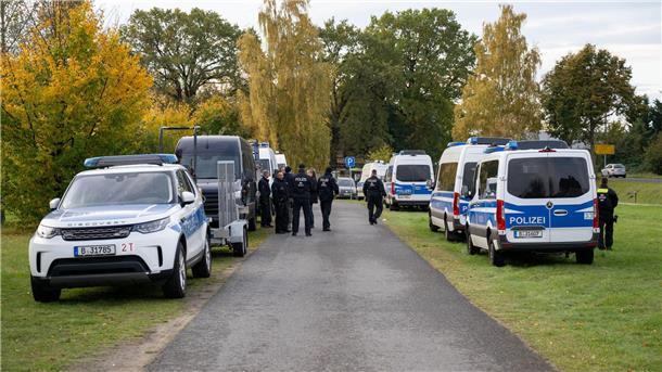 Polizei durchsucht weiteres Objekt im Fall Rebecca Polizeiautos stehen auf einer Wiese in Tauche.