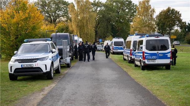 Sechs Jahre vermisst - Was gibt es Neues im Fall Rebecca? Polizeiautos stehen auf einer Wiese in Tauche.