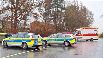 Nach Messerattacke in Schule - Polizei wertet Handy aus  Polizeiautos und ein Krankenwagen stehen nahe der Schule in Cuxhaven.