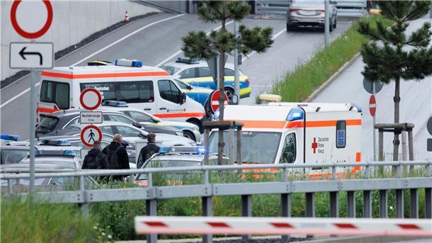 Zwei Tote nach Schüssen in Mercedes-Werk Polizeiautos und Krankenwagen stehen auf dem Mercedes-Benz-Gelände in Sindelfingen.