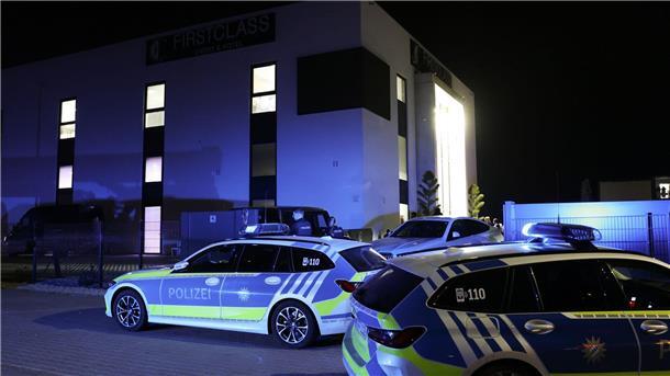 Zwei Tote bei zwei Feiern in Bayern - Täter weiter flüchtig Polizeiautos vor der Eventlocation in Fürth.
