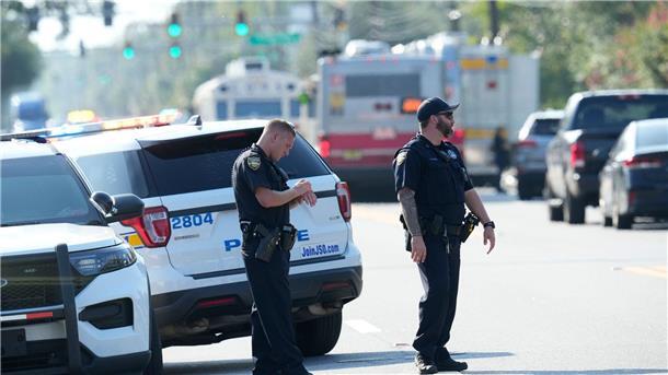 Rassistische Attacke: Weißer erschießt drei Schwarze Polizeibeamte aus Jacksonville sperren den Tatort ab.