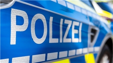 Polizei findet Unfallfahrer nach Flucht vom Unfallort An der Tür von einem Streifenwagen steht der Schriftzug «Polizei».