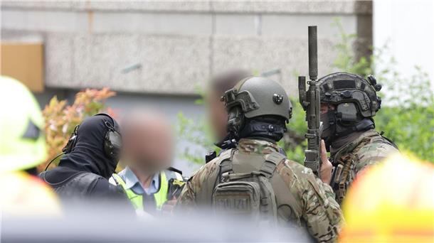 Polizeibeamte mit Spezialausrüstung sind im Einsatz.