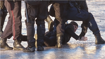 Polizeibeamte nehmen einen Demonstranten während einer Demonstration gegen den russischen Militäreinsatz in der Ukraine fest. Dieses Foto entstand im März 2022. Mittlerweile kommt es nur sehr selten zu öffentlichem Protest gegen Putins Politik.