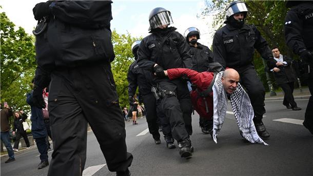 Palästina-Camp geräumt - Demonstranten werden weggeschleppt Polizeibeamte nehmen einen Teilnehmer einer Unterstützungsversammlung für das propalästinensische Protestcamp mit.