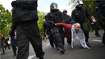 Polizeibeamte nehmen einen Teilnehmer einer Unterstützungsversammlung für das propalästinensische Protestcamp mit.