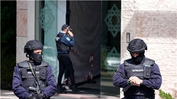 Polizeibeamte stehen am Eingang des Ismailitische Zentrum in Lissabon.