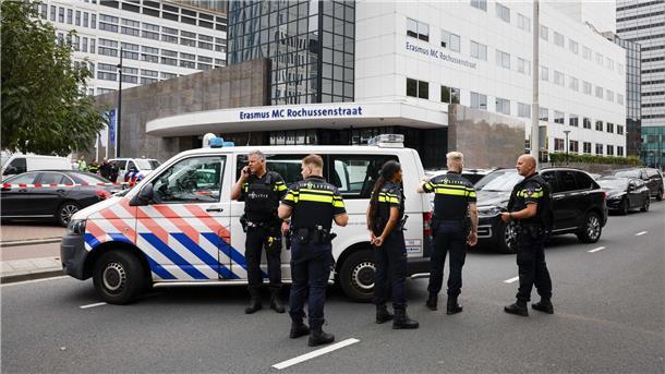 Rotterdam: Mutmaßlicher Täter war psychisch auffällig Polizeibeamte stehen vor dem Erasmus-Krankenhaus in Rotterdam.