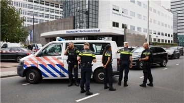 Polizeibeamte stehen vor dem Erasmus-Krankenhaus in Rotterdam.