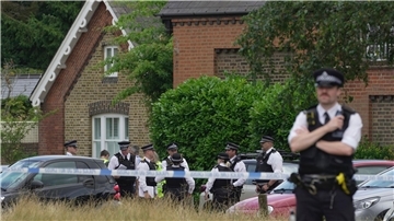 Polizeibeamte stehen vor dem Grundschulgebäude im Londoner Stadtteil Wimbledon.