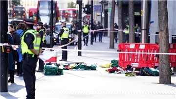 Polizeibeamte stehen Wache am Tatort, nachdem drei Menschen in der Londoner City niedergestochen wurden. Den Angaben ereignete sich der Vorfall am Morgen im Viertel Bishopsgate nahe des Bahnhofs Liverpool Street Station.
