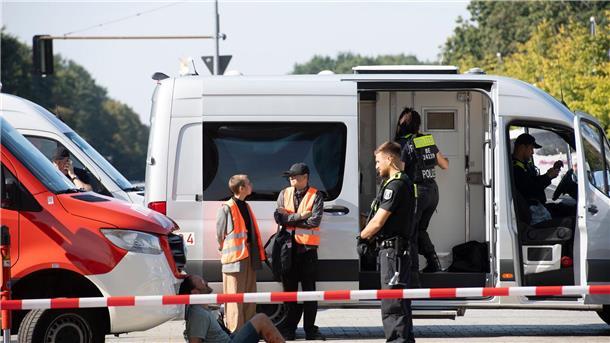 Polizeibeamte und festgesetzte Mitglieder der Klimaschutzgruppe Letzte Generation.