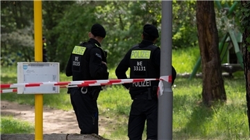 Polizeibeamte untersuchten am 16. Mai den Tatort in Berlin-Gatow.