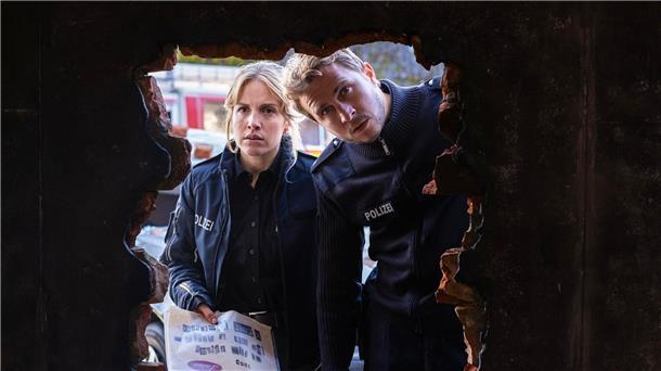 Polizeibeamtin Maja Stein (Paula Kalenberg, links) lernt ihren Kollegen Klaus Hansen (Max Hubacher) mit der Zeit schätzen.