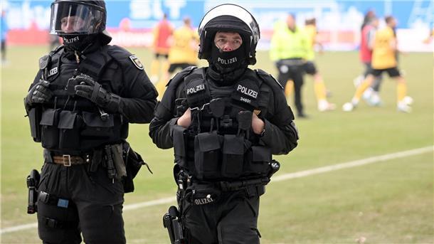 Polizeieinsatz beim Spiel zwischen Hansa Rostock und Dynamo Dresden.