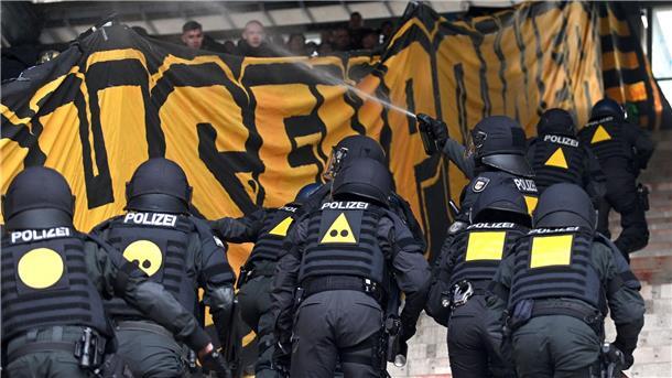 Polizeieinsatz im Dresdner Fan-Block nach der Zertrümmerung einer Sektorentrennung.