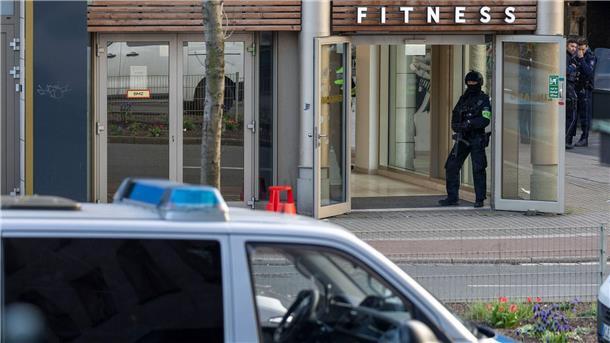 Attacke in Fitnessstudio: 21-Jähriger in akuter Lebensgefahr Polizeieinsatz in dem Duisburger Fitnessstudio.