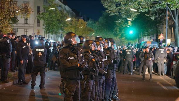 Krawalle mit Böllern und Steinen in Berlin - Pro-Palästina Polizeieinsatz in der Sonnenallee im Berliner Bezirk Neukölln.