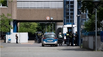 Polizeieinsatz nach mehreren Notrufen an der Carl-von-Ossietzky-Schule in Berlin-Kreuzberg.