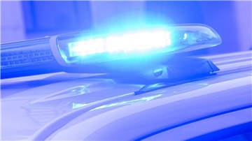 Blaulicht der Polizei.  Polizeieinsatz nach Messerangriff: Ein 34-Jähriger wurde in Bremerhaven-Lehe verletzt. Die Polizei nahm einen Tatverdächtigen fest.