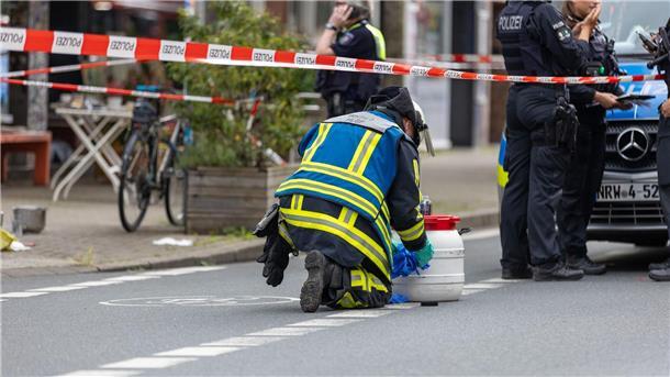 Säureangriff in Bochumer Café: ein Schwerverletzter Polizeieinsatz vor dem Bochumer Café, in dem es zu dem Säureangriff kam. Der mutmaßliche Täter wurde kurz nach der Attacke in der Nähe festgenommen.