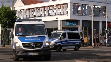 Polizeifahrzeuge passieren das Connewitzer Kreuz.