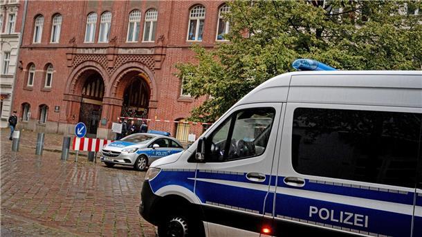 Angriff auf Israel: Forderungen nach sofortigen Konsequenzen Polizeifahrzeuge stehen vor einer Synagoge in Berlin.