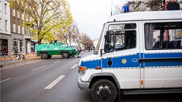 Verfassungsschutz: Terrorgefahr ist „deutlich angestiegen“ Polizeifahrzeuge und Absperrband vor einer Synagoge in Berlin.
