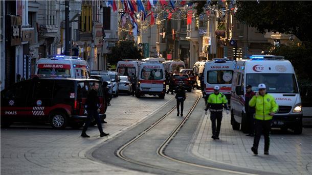 Polizeifahrzeuge und Krankenwagen im Einsatz in Istanbul.
